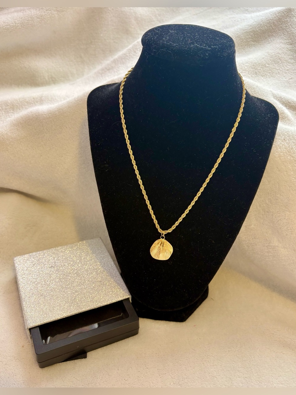 Gold Shell Pendant with Rope Chain Necklace - Women's Jewelry